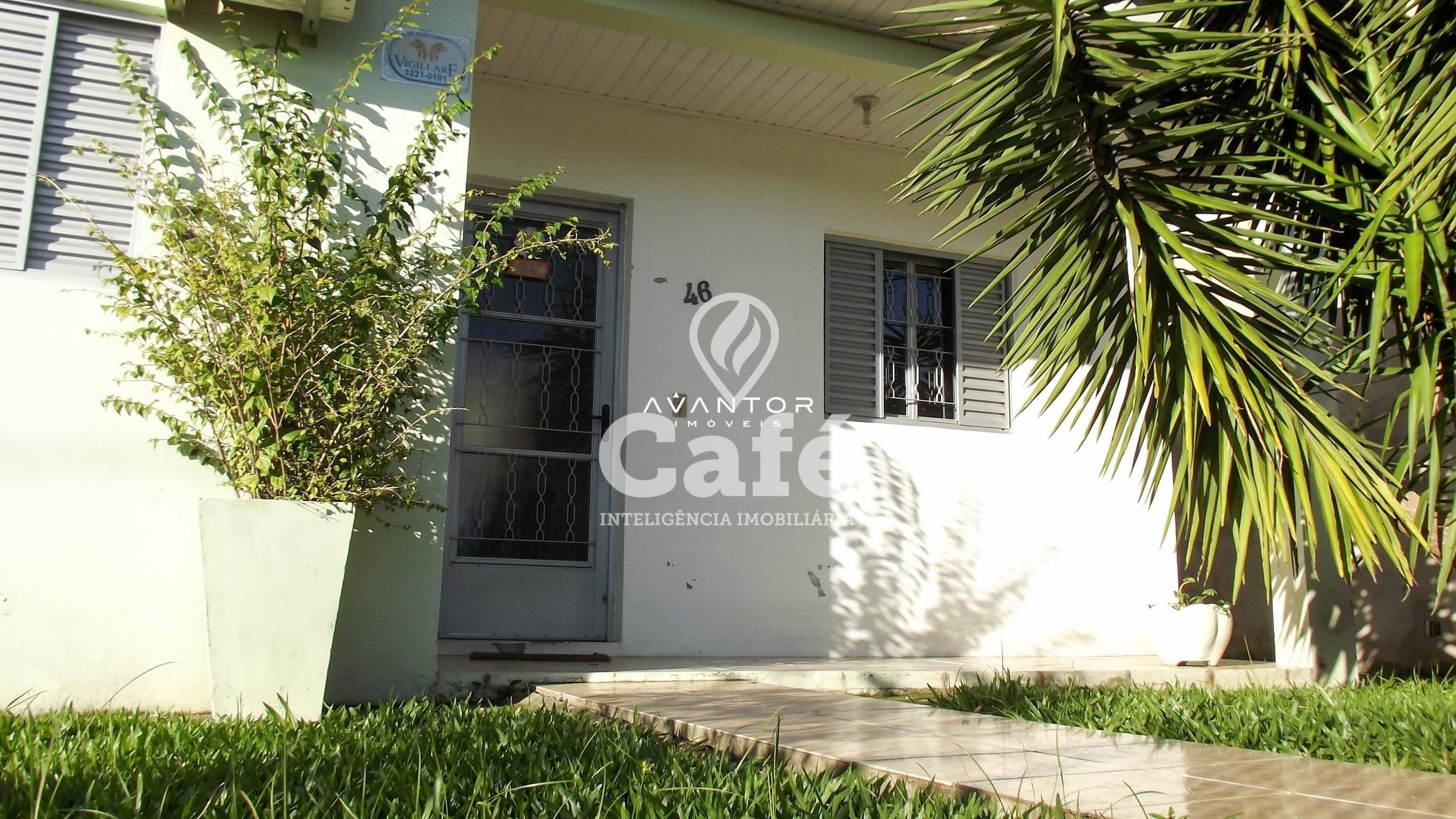 Fachada da casa com pátio e vegetação — Casa com 2 quartos à venda em Tomazetti, Santa Maria/RS