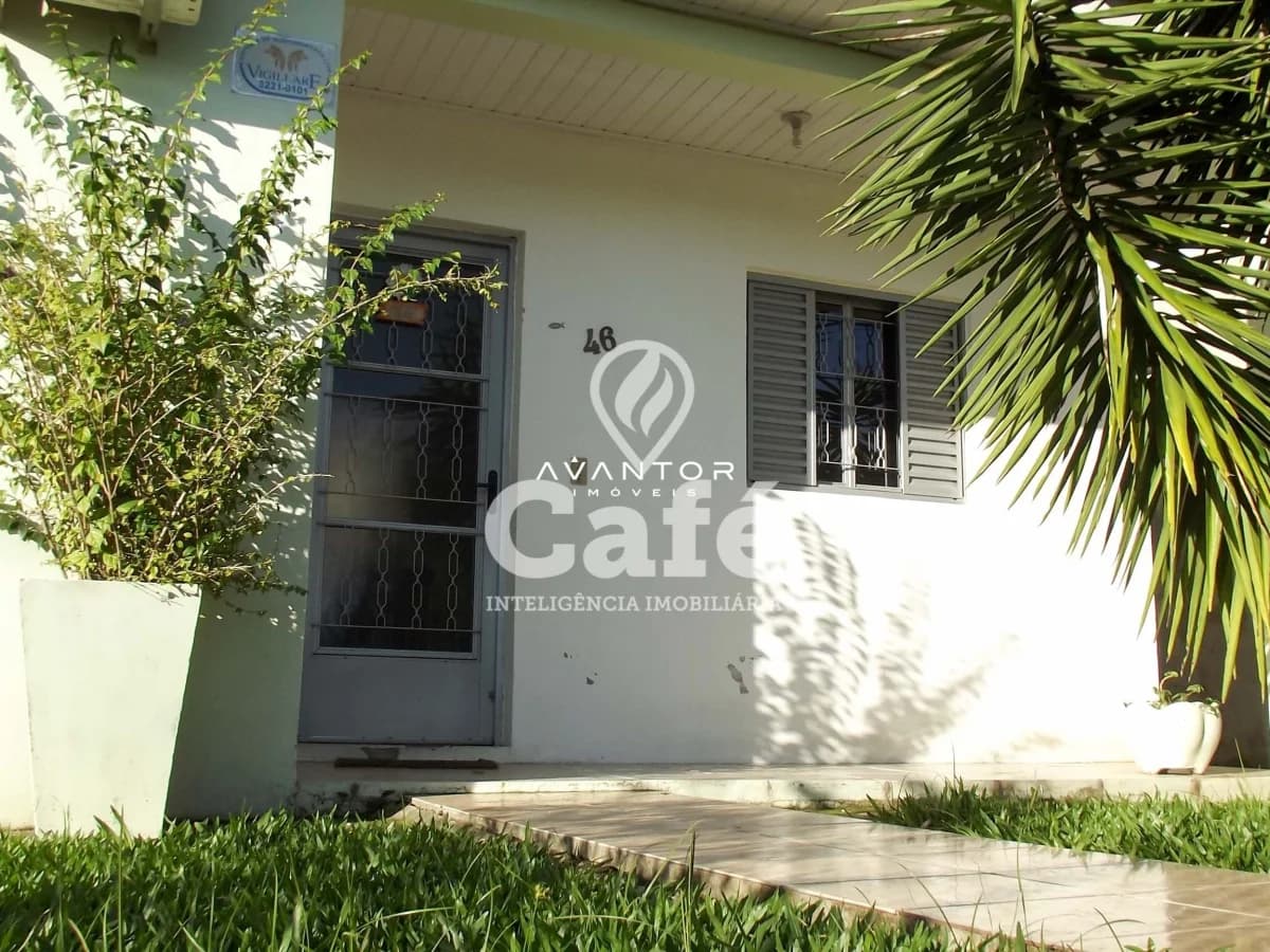 Fachada da casa com pátio e vegetação — Casa com 2 quartos à venda em Tomazetti, Santa Maria/RS