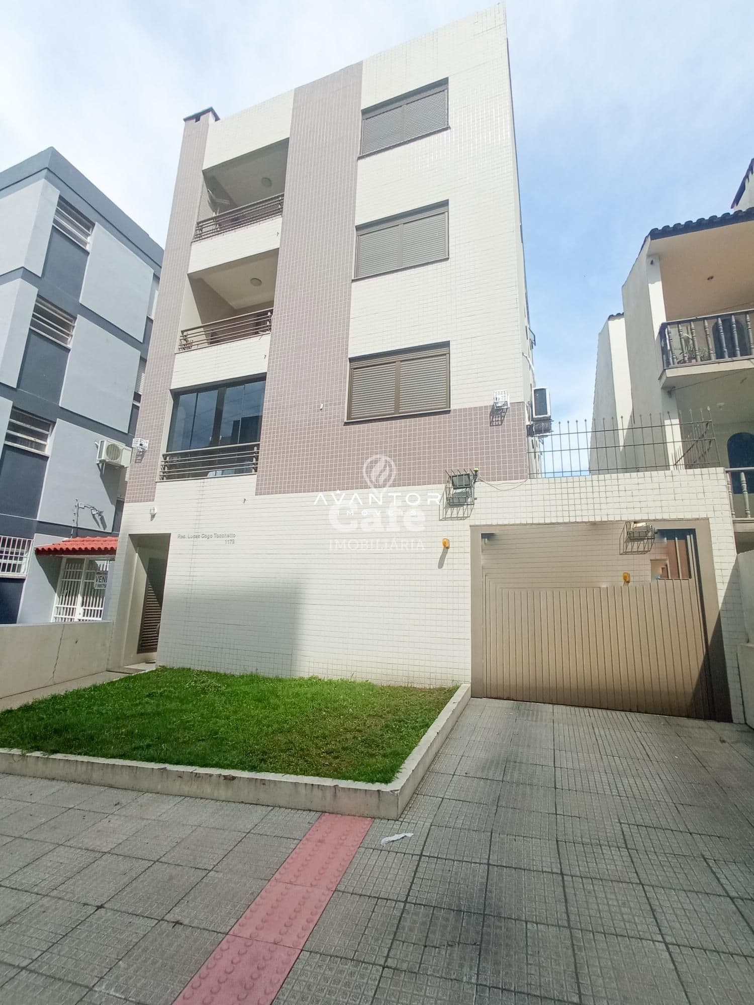 Fachada do prédio com pátio e garagem — Apartamento com 1 quarto à venda em Bonfim, Santa Maria/RS