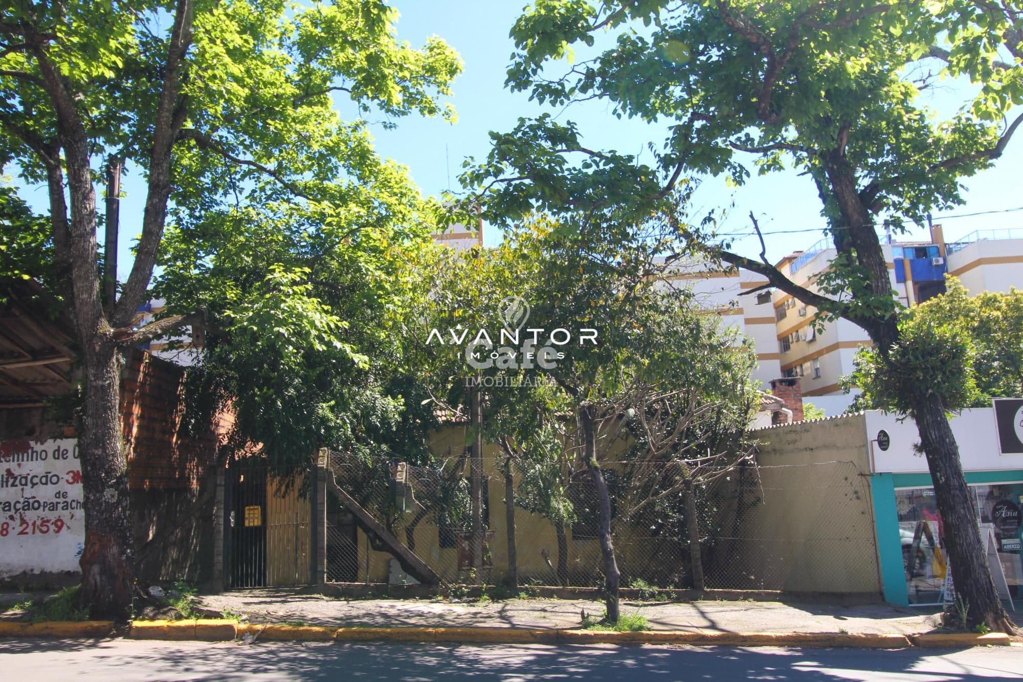 Fachada do terreno com árvores — Terreno à venda em Centro, Santa Maria/RS