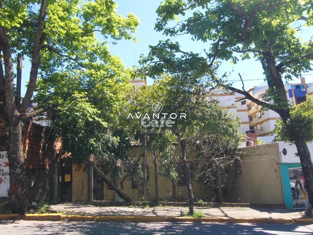 Fachada do terreno com árvores — Terreno à venda em Centro, Santa Maria/RS