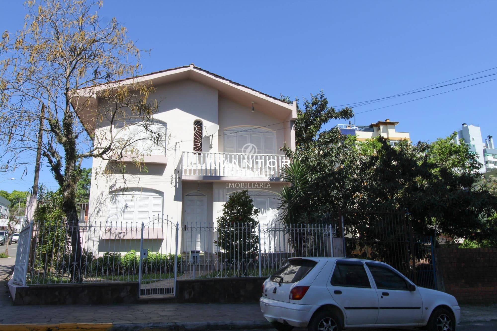 Fachada da casa com garagem — Terreno à venda em Centro, Santa Maria/RS