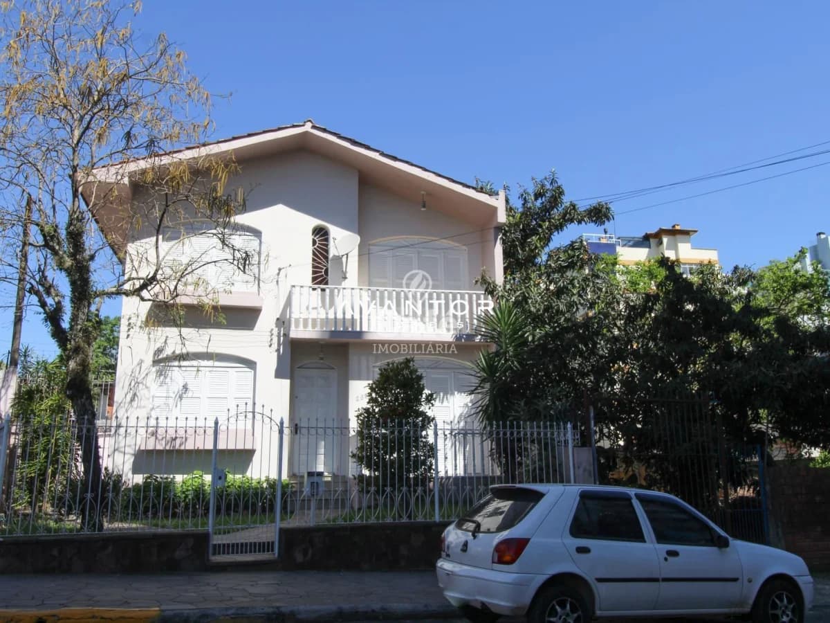 Fachada da casa com garagem — Terreno à venda em Centro, Santa Maria/RS