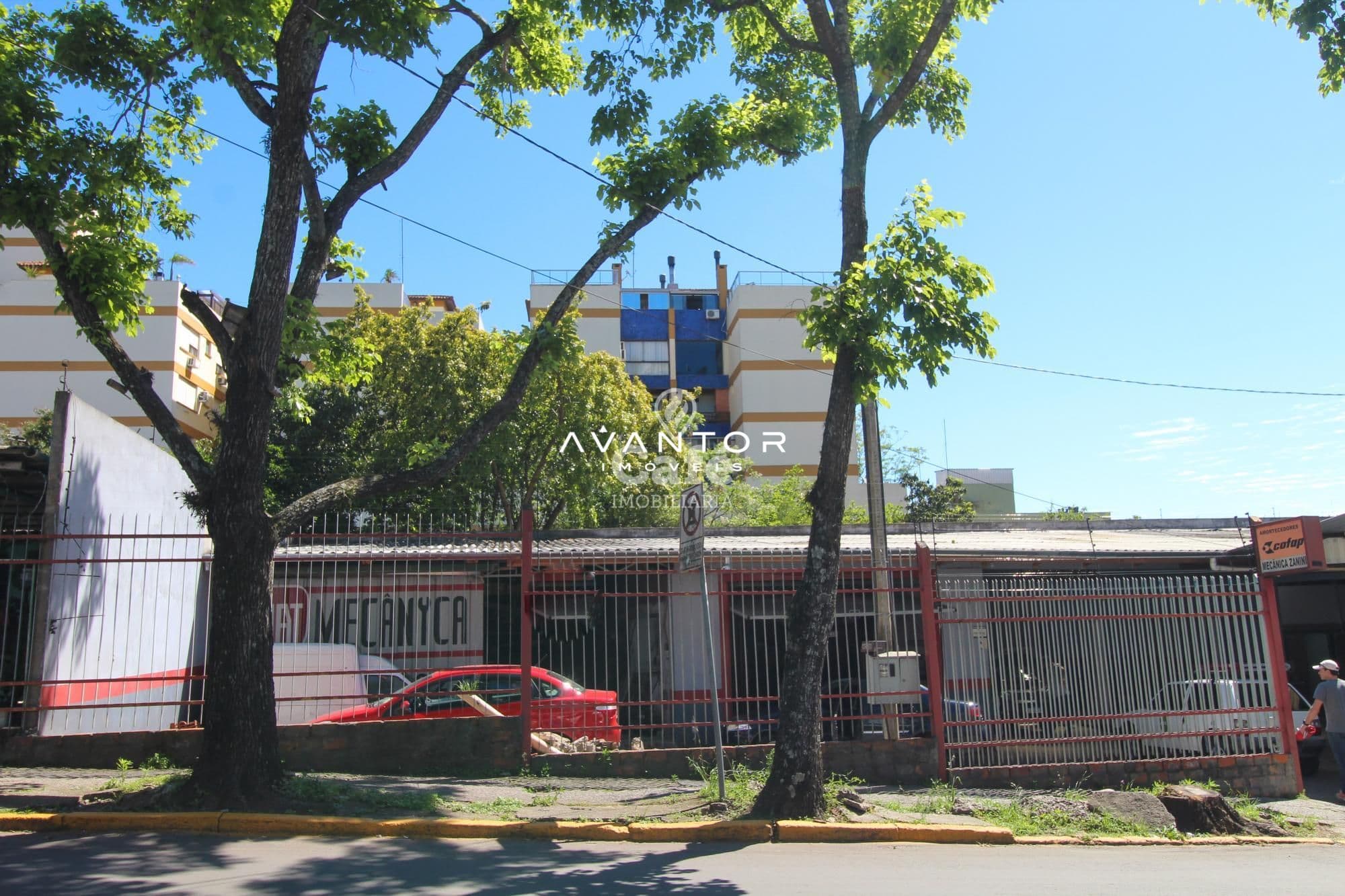 Fachada do imóvel com edifício ao fundo — Terreno à venda em Centro, Santa Maria/RS