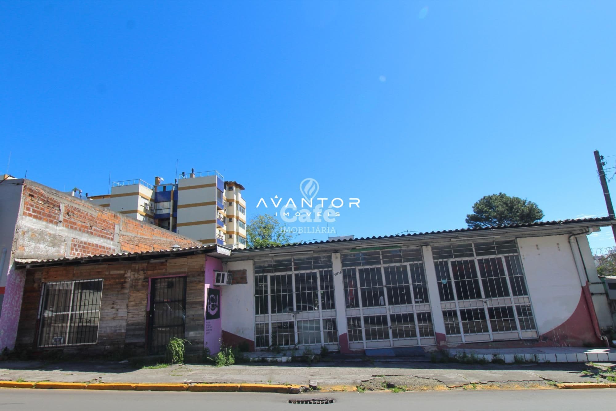 Fachada da propriedade com edifício ao fundo — Terreno à venda em Centro, Santa Maria/RS