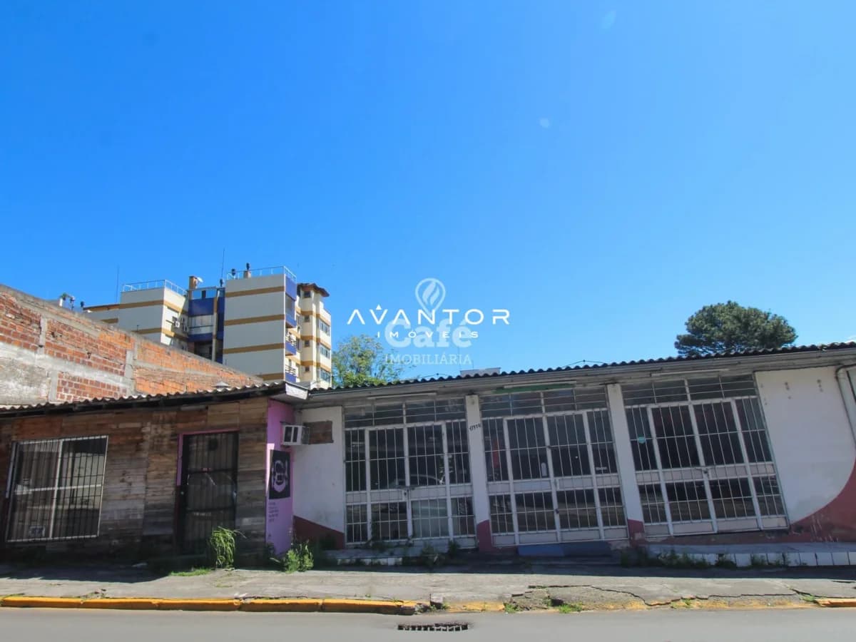 Fachada da propriedade com edifício ao fundo — Terreno à venda em Centro, Santa Maria/RS
