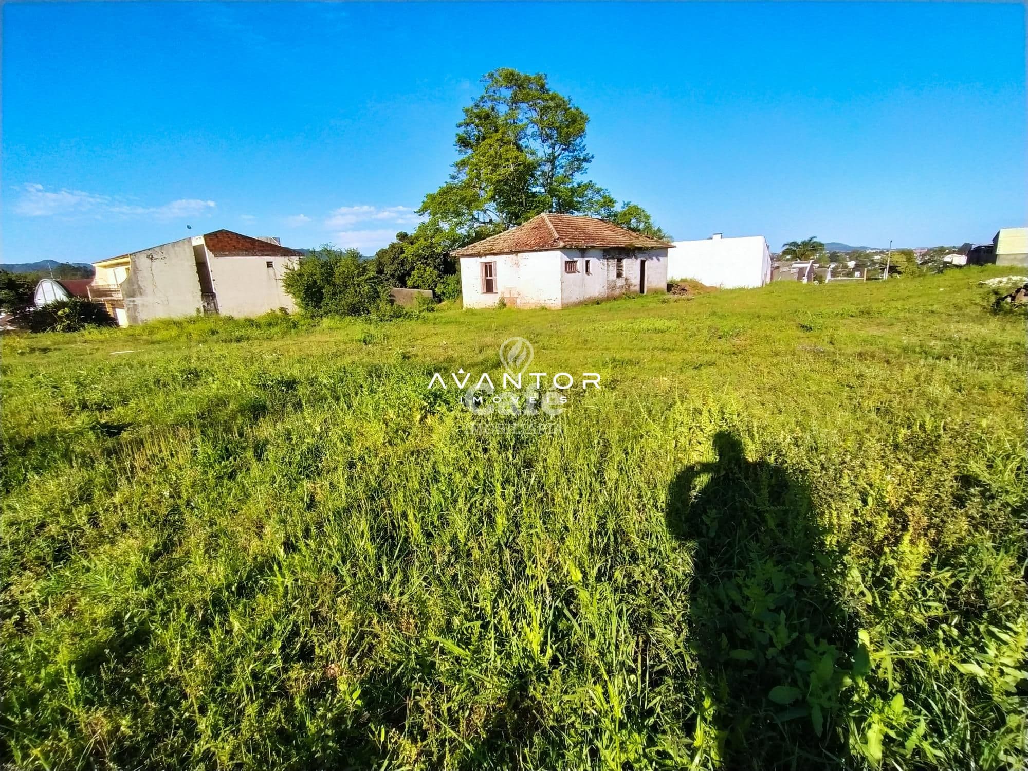 Terreno com construções e vegetação — Terreno à venda em Pinheiro Machado, Santa Maria/RS