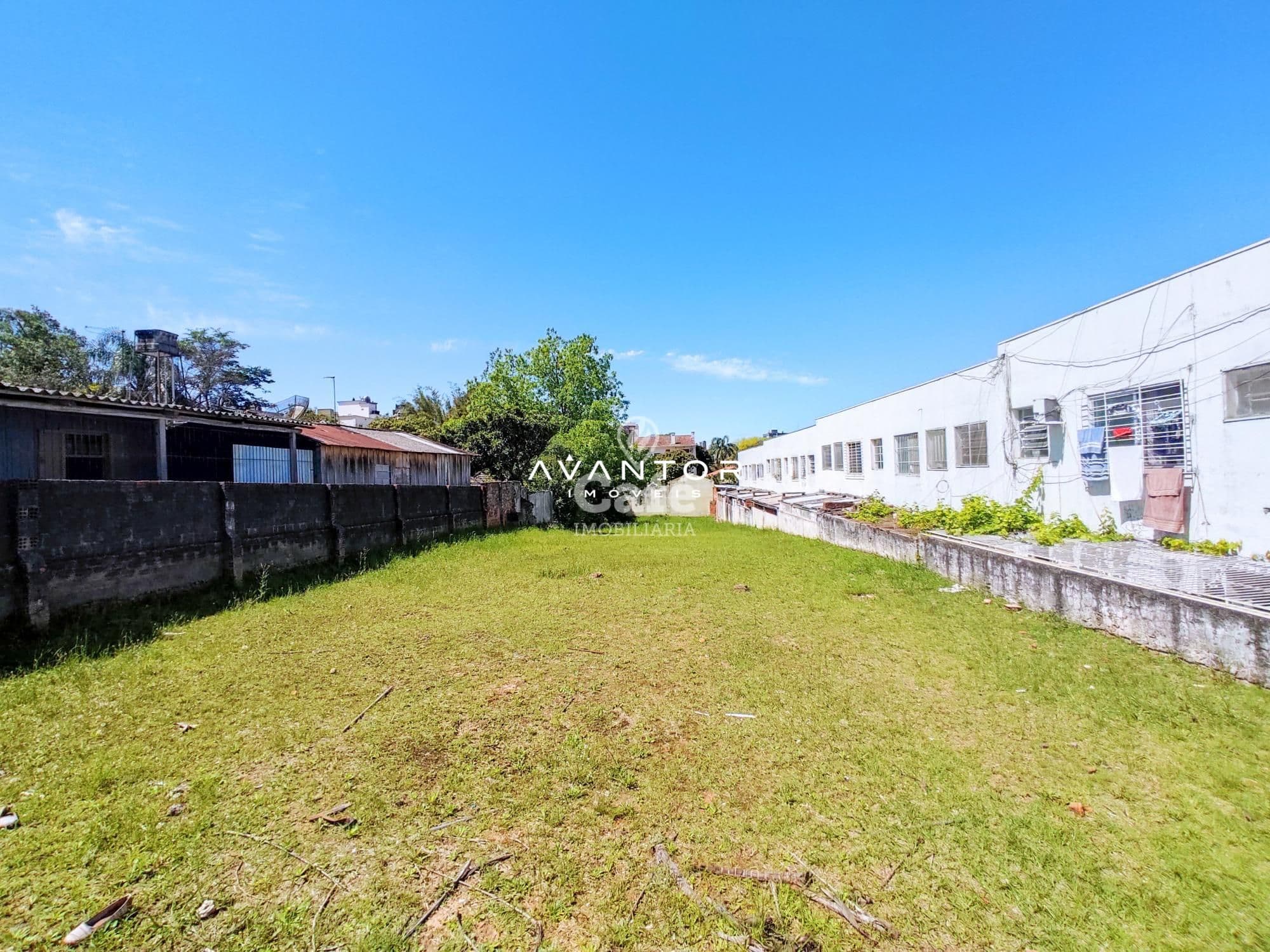 Terreno com construções adjacentes — Terreno à venda em Nossa Senhora de Lourdes, Santa Maria/RS