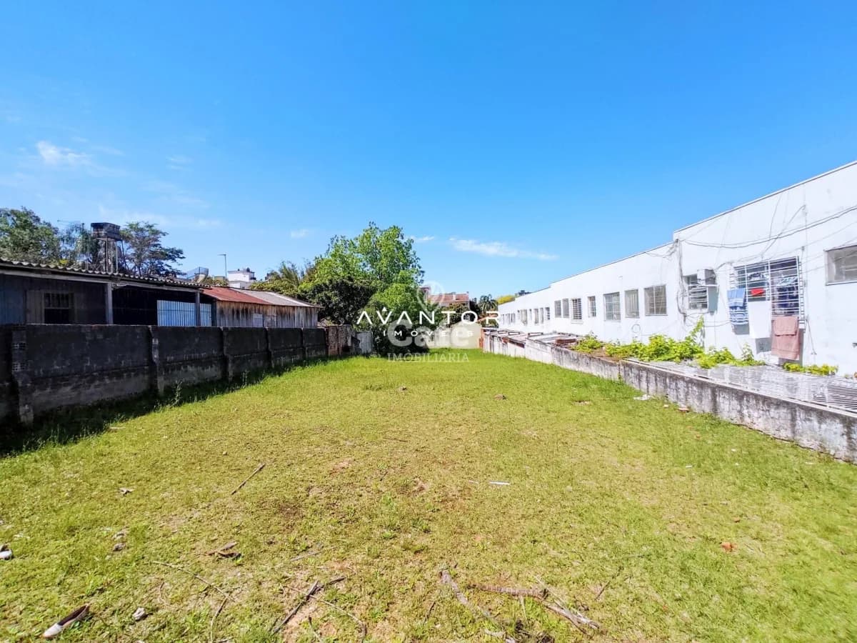Terreno com construções adjacentes — Terreno à venda em Nossa Senhora de Lourdes, Santa Maria/RS