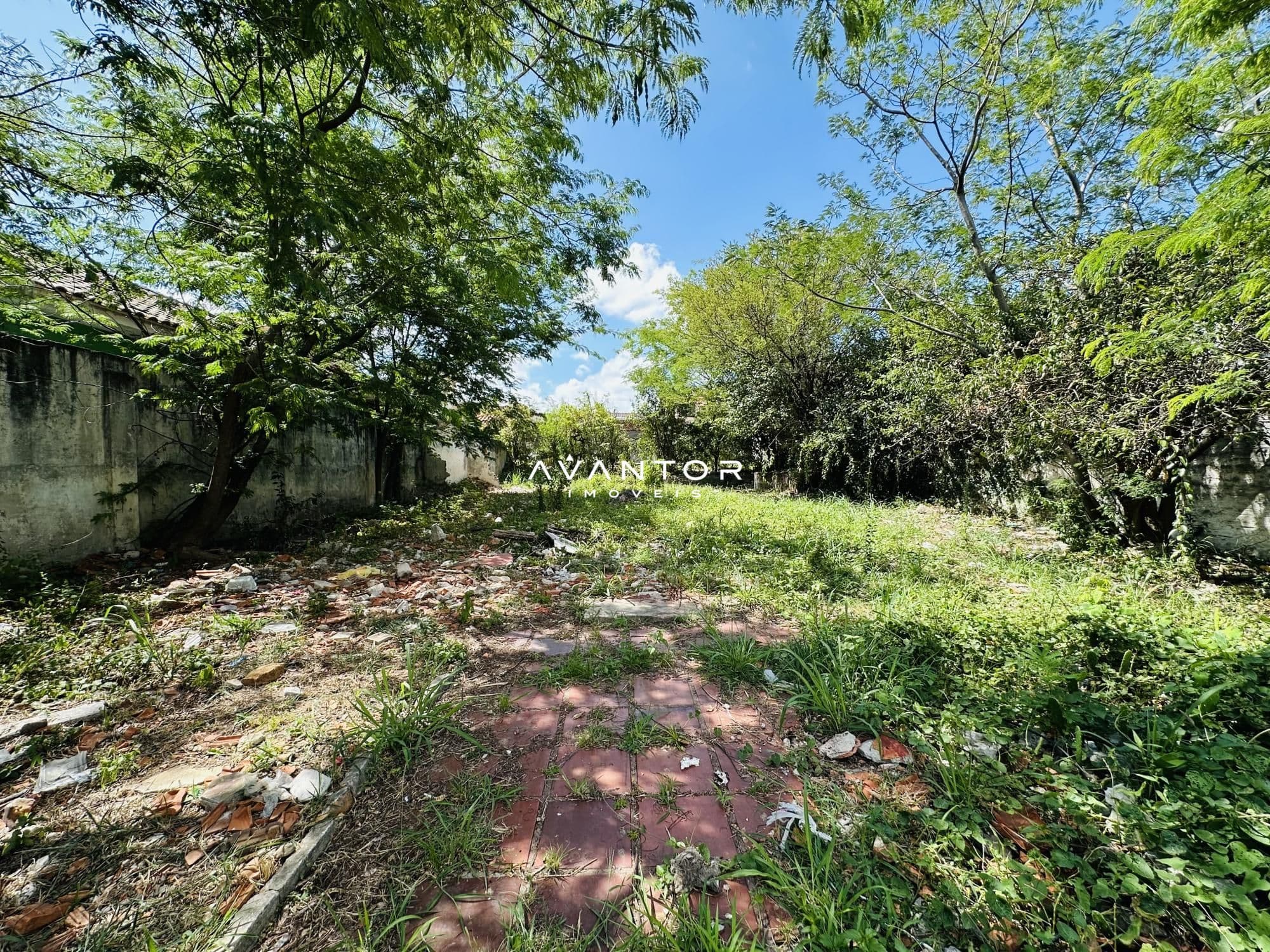 Terreno com vegetação e estruturas — Terreno à venda em Noal, Santa Maria/RS