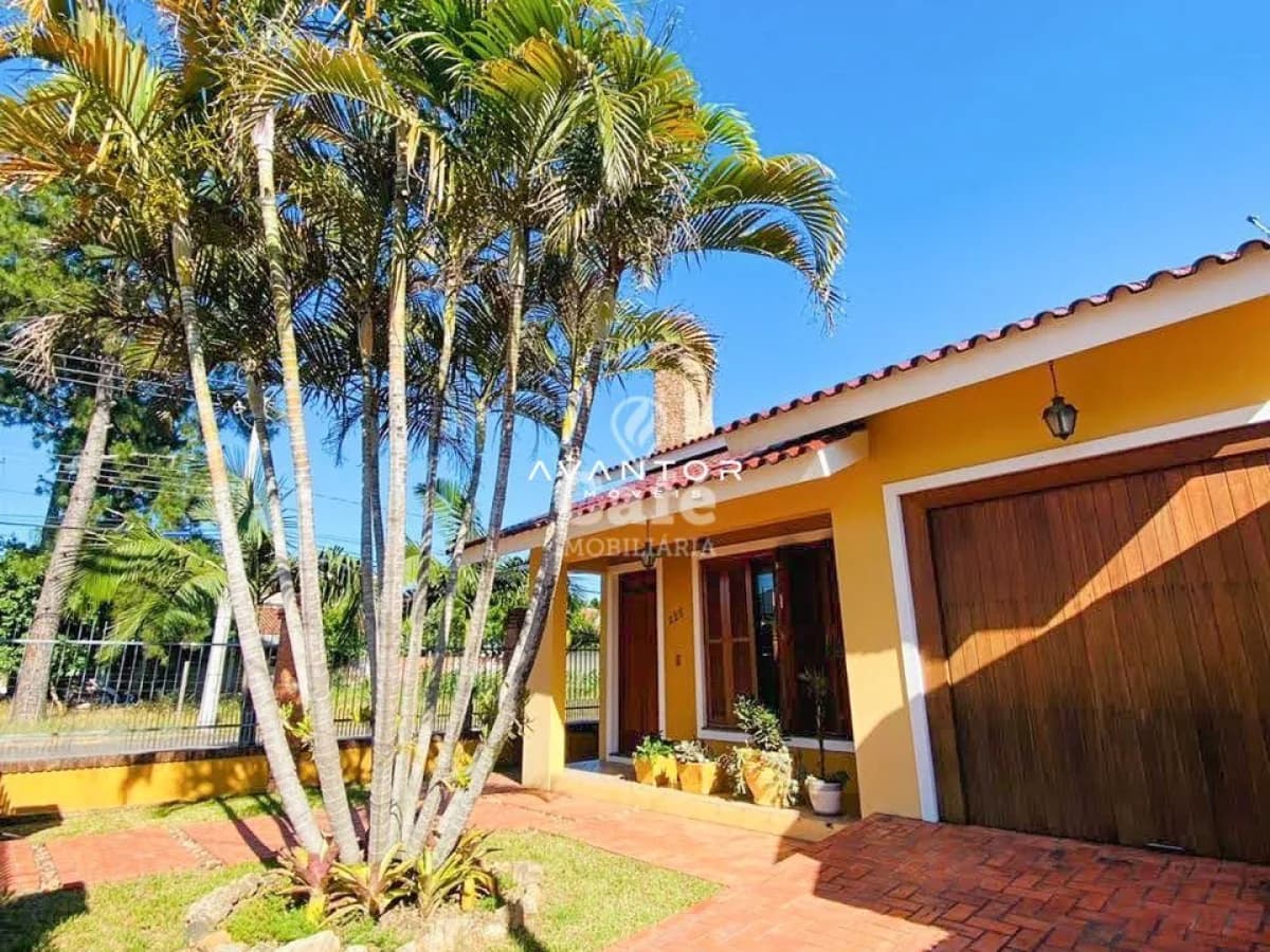 Fachada da casa com garagem e paisagismo — Casa com 3 quartos à venda em Dom Antônio Reis, Santa Maria/RS