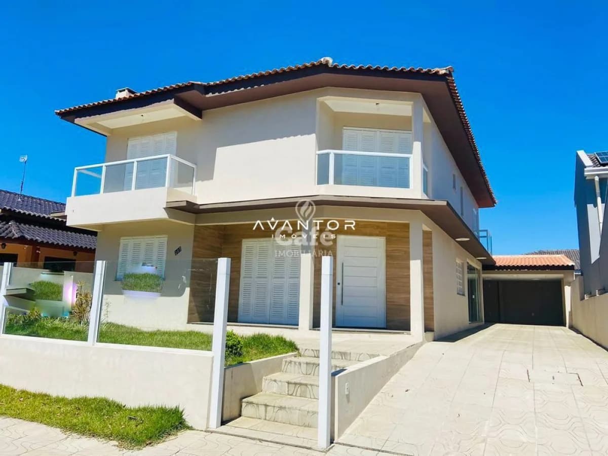 Fachada da casa com sacada — Casa com 4 quartos à venda em Camobi, Santa Maria/RS