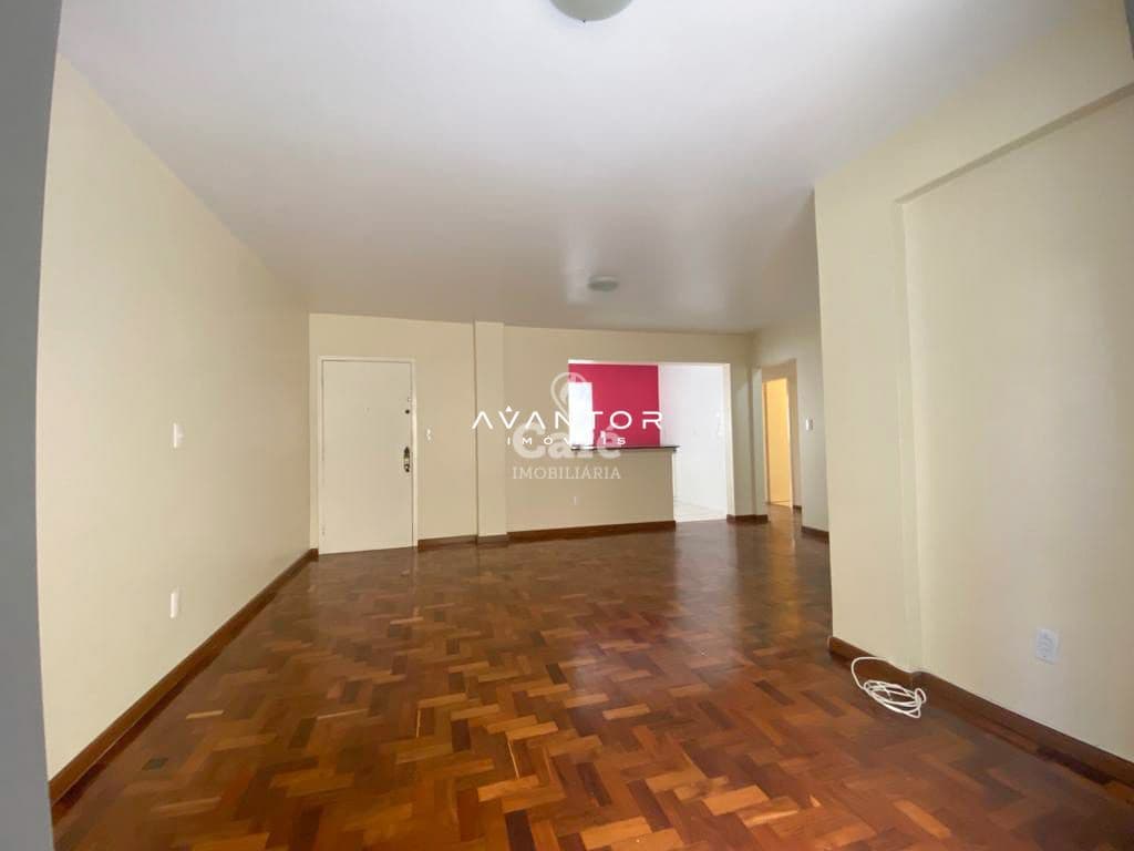 Sala de estar com piso de madeira — Apartamento com 3 quartos à venda no Edificio Costa rica, em Centro, Santa Maria/RS