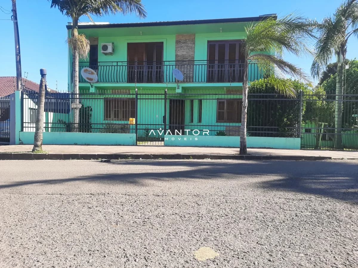 Fachada da casa com dois pavimentos — Casa com 4 quartos à venda em São João, Santa Maria/RS