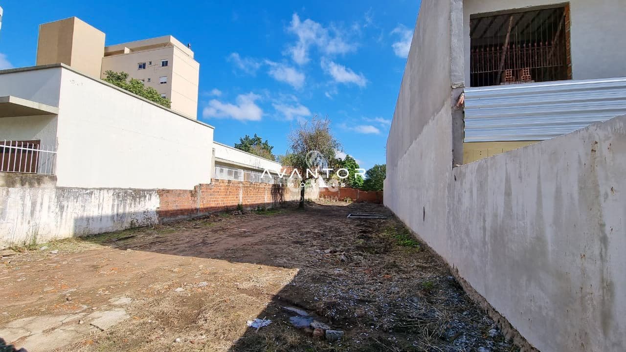 Terreno com construções ao fundo — Terreno à venda em Nossa Senhora de Fátima, Santa Maria/RS