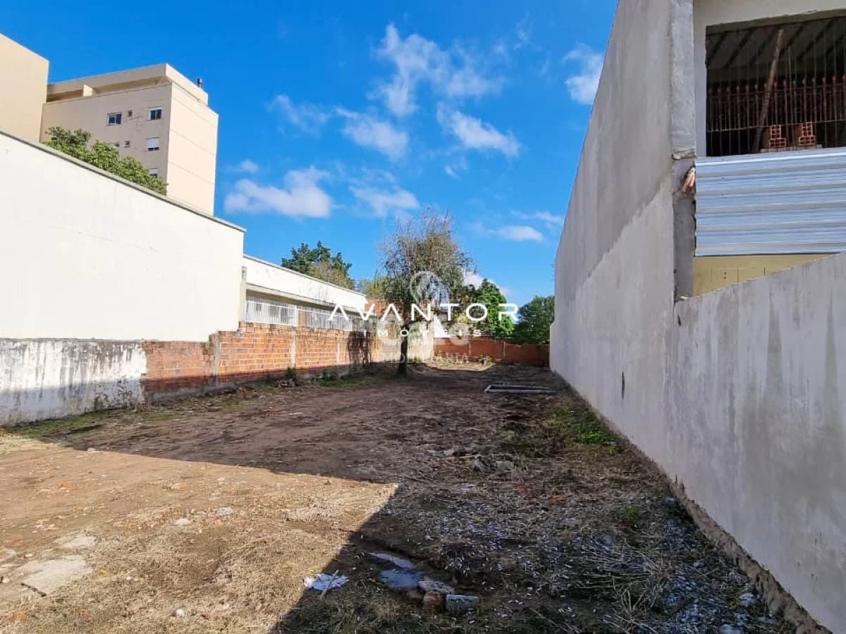Terreno com construções ao fundo — Terreno à venda em Nossa Senhora de Fátima, Santa Maria/RS