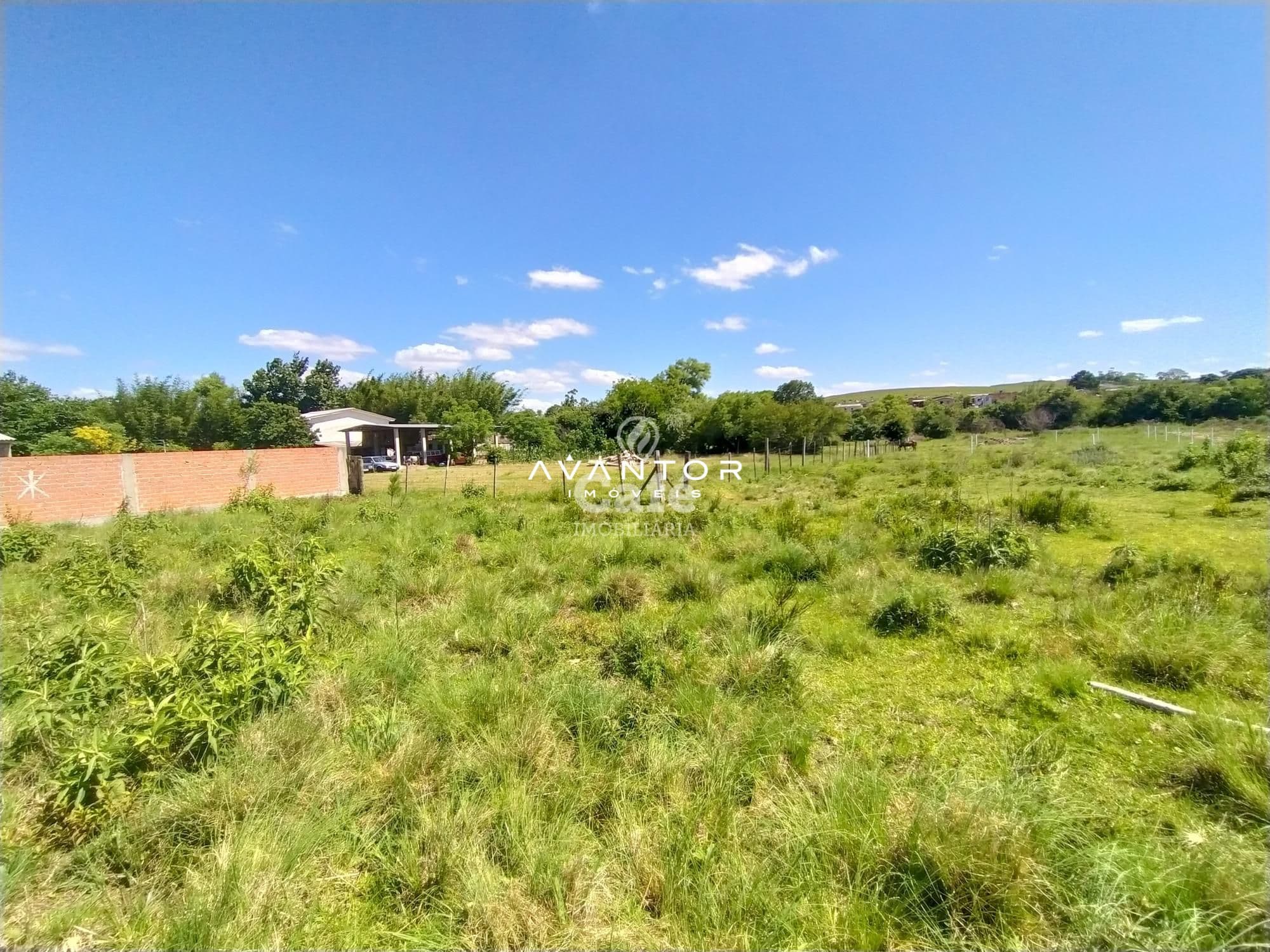 Terreno com construção e vegetação — Terreno à venda em Caturrita, Santa Maria/RS