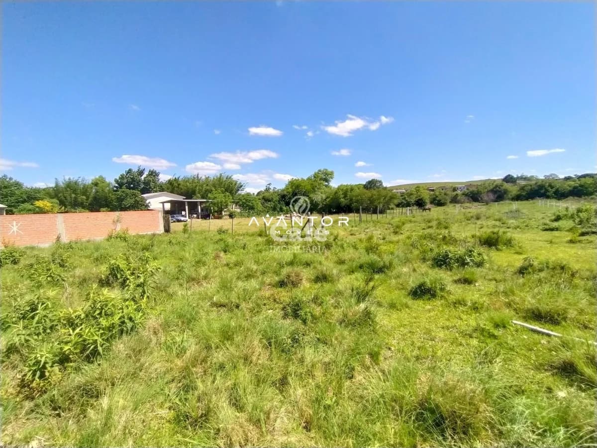 Terreno com construção e vegetação — Terreno à venda em Caturrita, Santa Maria/RS