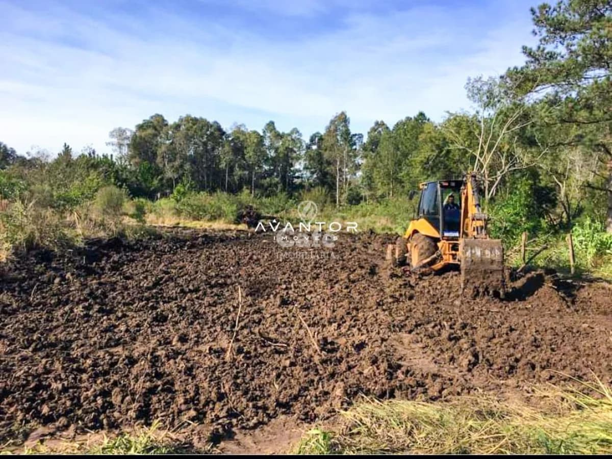 Terreno com maquinário de terraplanagem — Terreno à venda em Diácono João Luiz Pozzobon, Santa Maria/RS