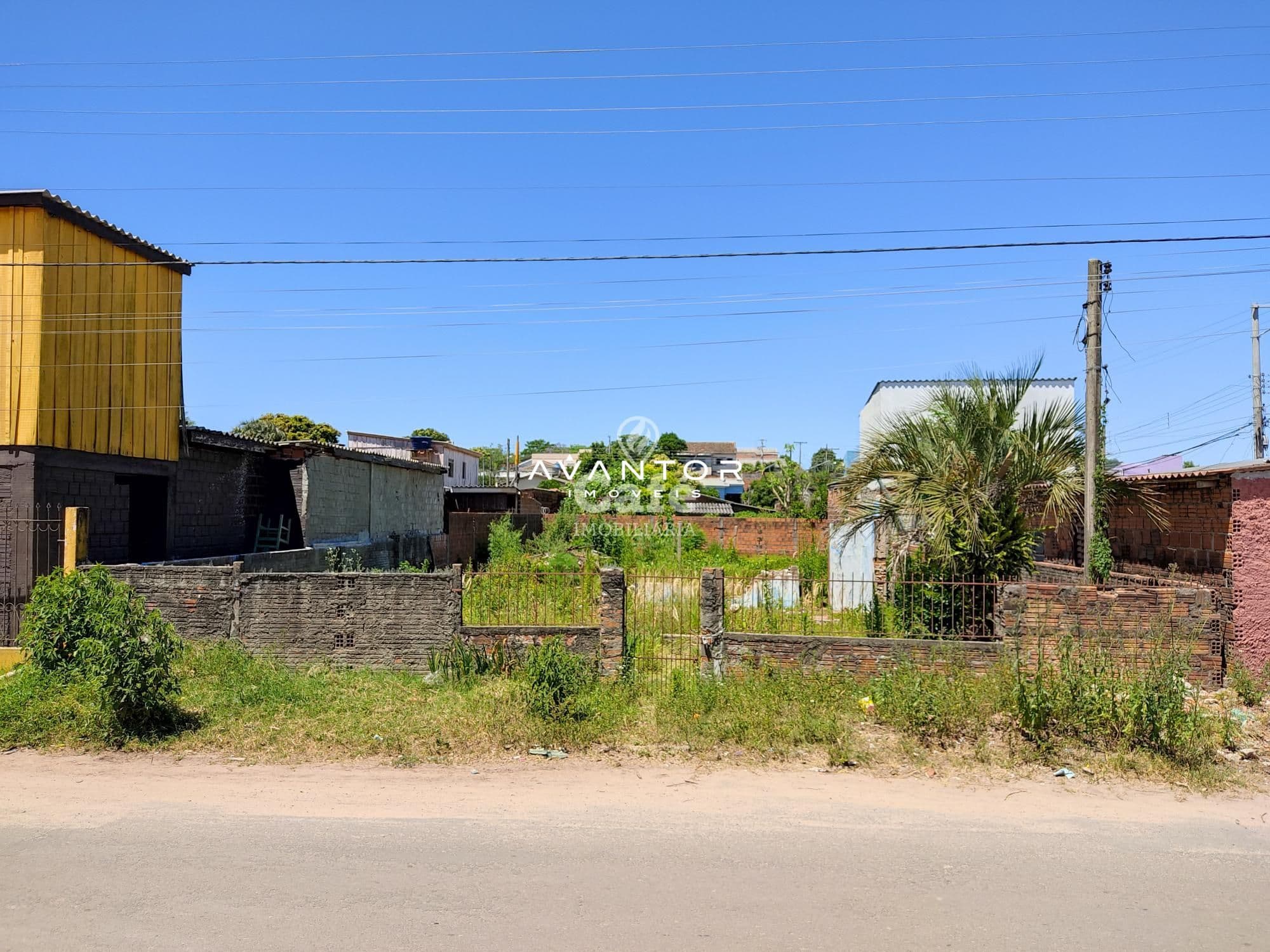 Terreno com construções e muro — Terreno à venda em Urlândia, Santa Maria/RS