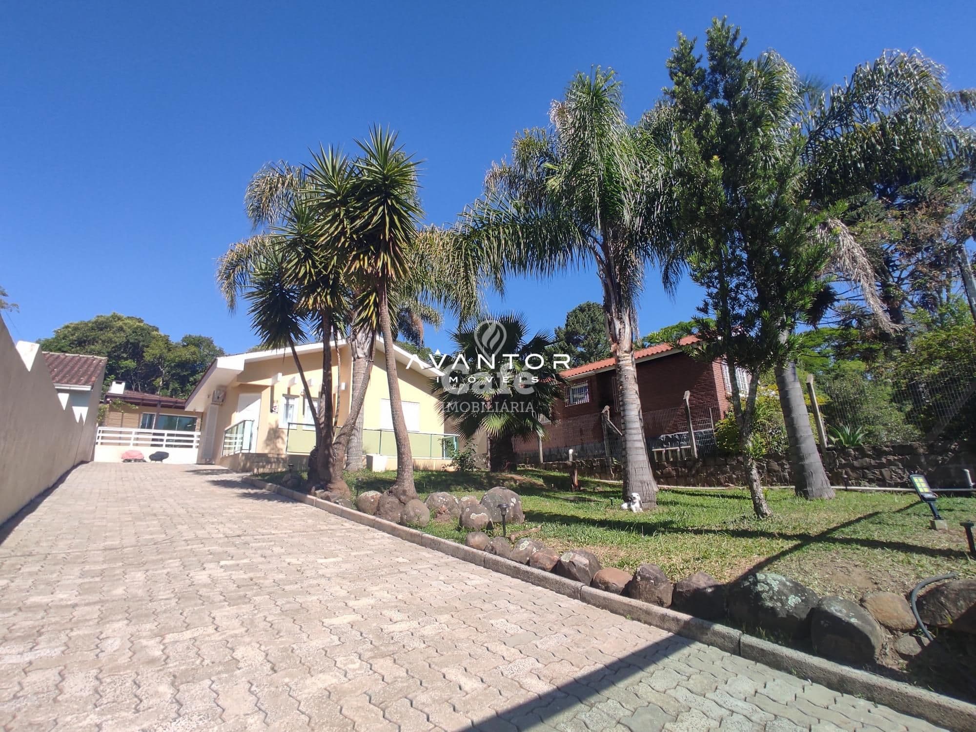 Fachada da propriedade com acesso e paisagismo — Casa com 2 quartos à venda em Parque Pinhal, Itaara/RS
