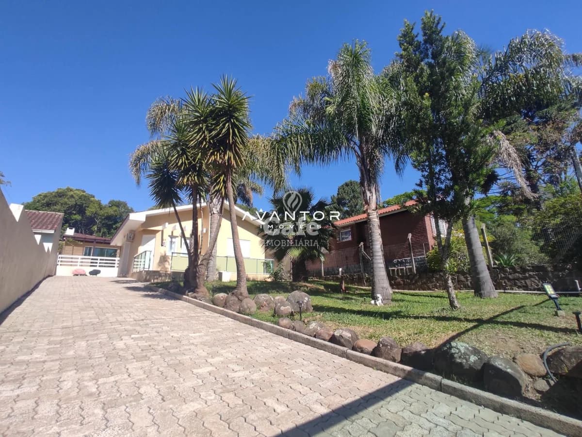 Fachada da propriedade com acesso e paisagismo — Casa com 2 quartos à venda em Parque Pinhal, Itaara/RS