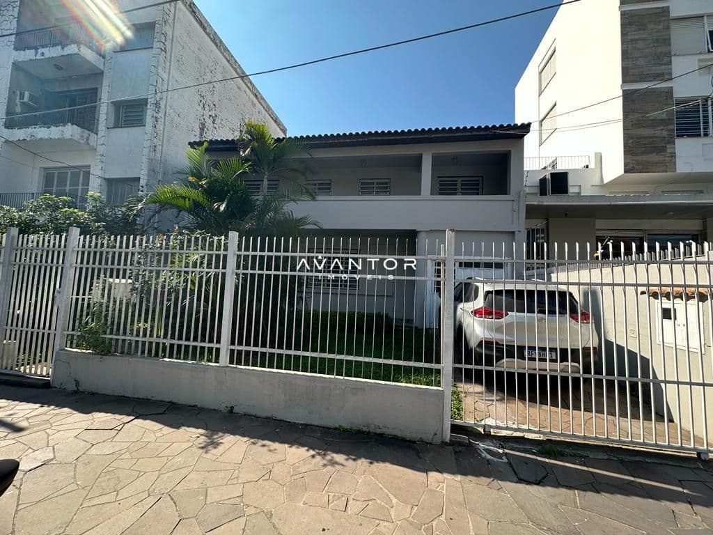 Fachada da casa com garagem — Casa com 6 quartos à venda em Centro, Santa Maria/RS
