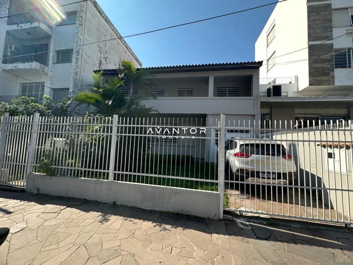 Fachada da casa com garagem — Casa com 6 quartos à venda em Centro, Santa Maria/RS