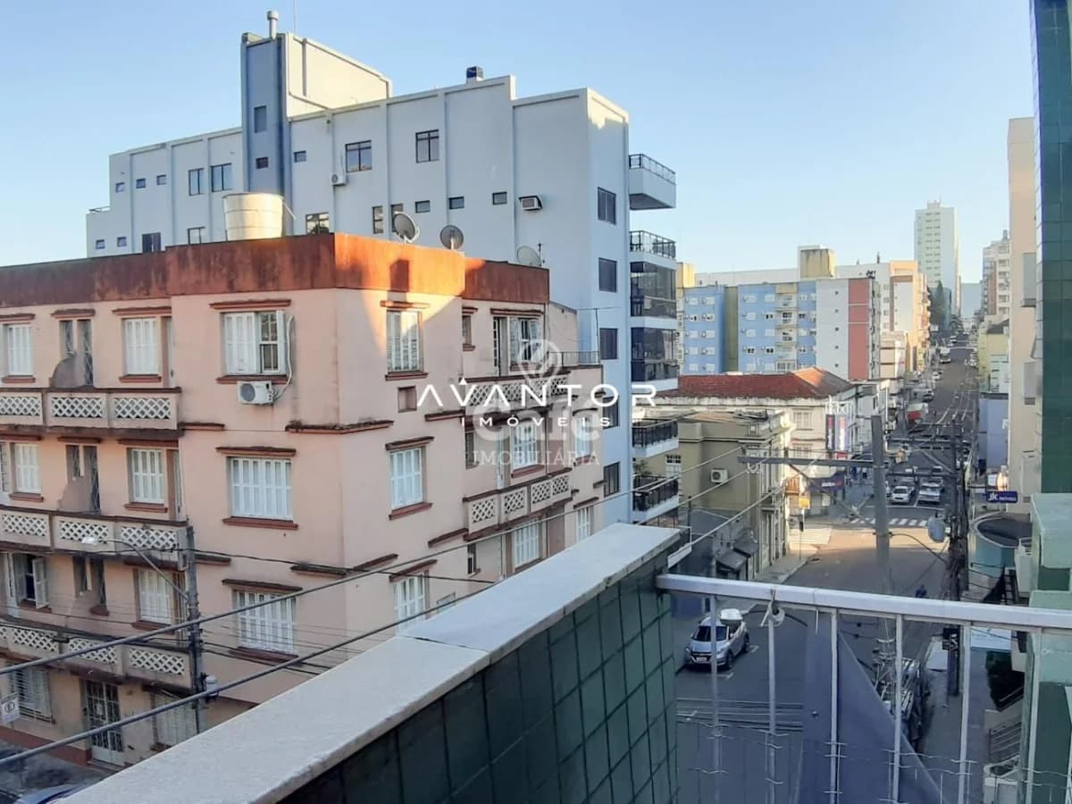 Amplo apartamento central com 3 dormitórios, mais dependência, sala com 2 ambientes e saca — Apartamento com 3 quartos à venda em Centro, Santa Maria/RS