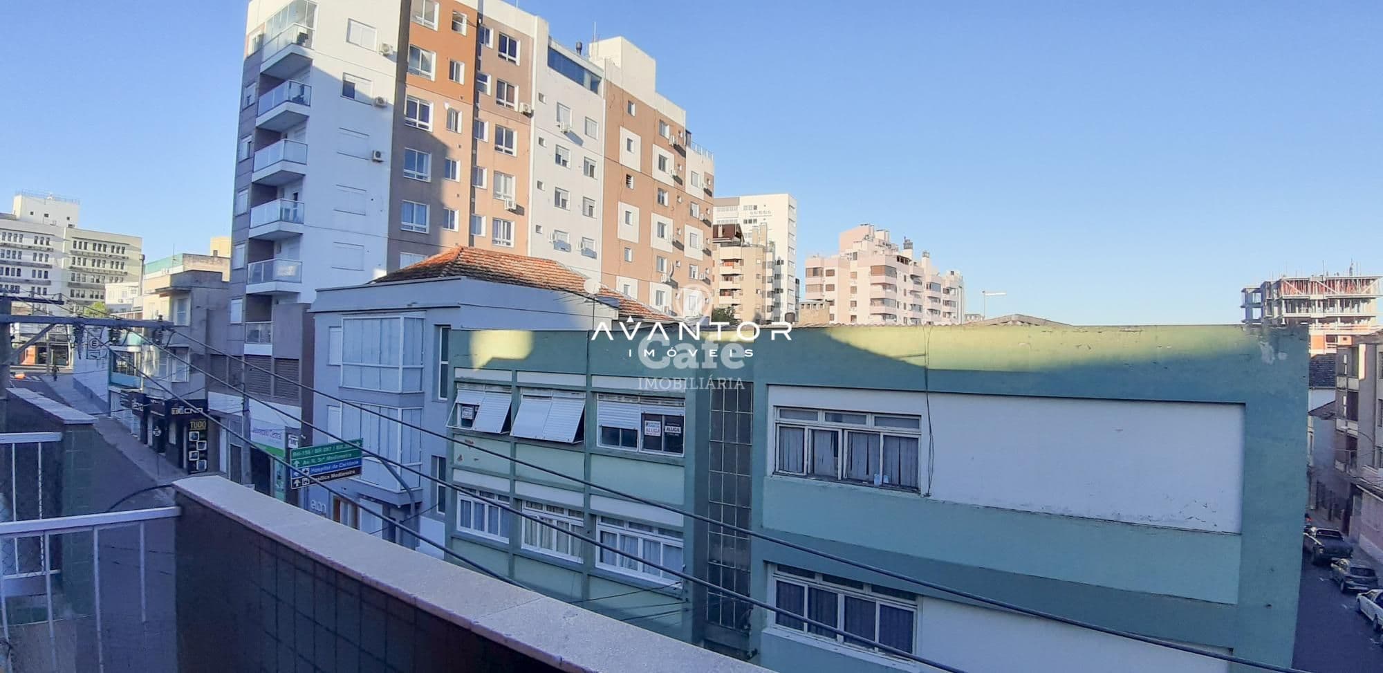 Amplo apartamento central com 3 dormitórios, mais dependência, sala com 2 ambientes e saca — Apartamento com 3 quartos à venda em Centro, Santa Maria/RS