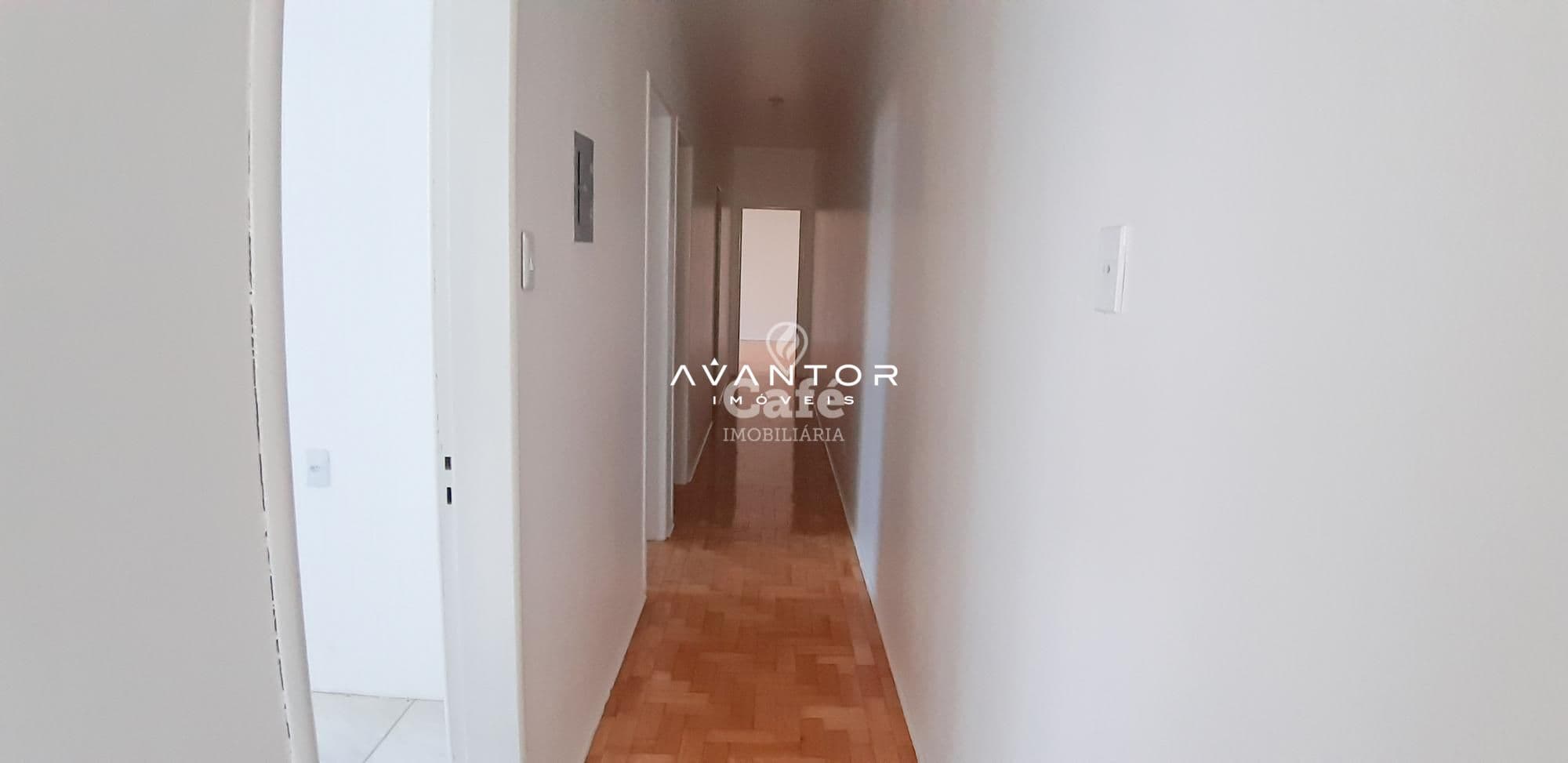 Amplo apartamento central com 3 dormitórios, mais dependência, sala com 2 ambientes e saca — Apartamento com 3 quartos à venda em Centro, Santa Maria/RS
