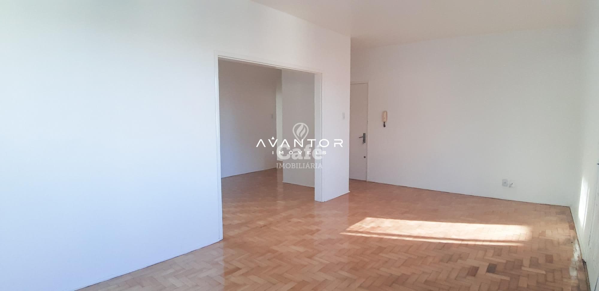 Amplo apartamento central com 3 dormitórios, mais dependência, sala com 2 ambientes e saca — Apartamento com 3 quartos à venda em Centro, Santa Maria/RS