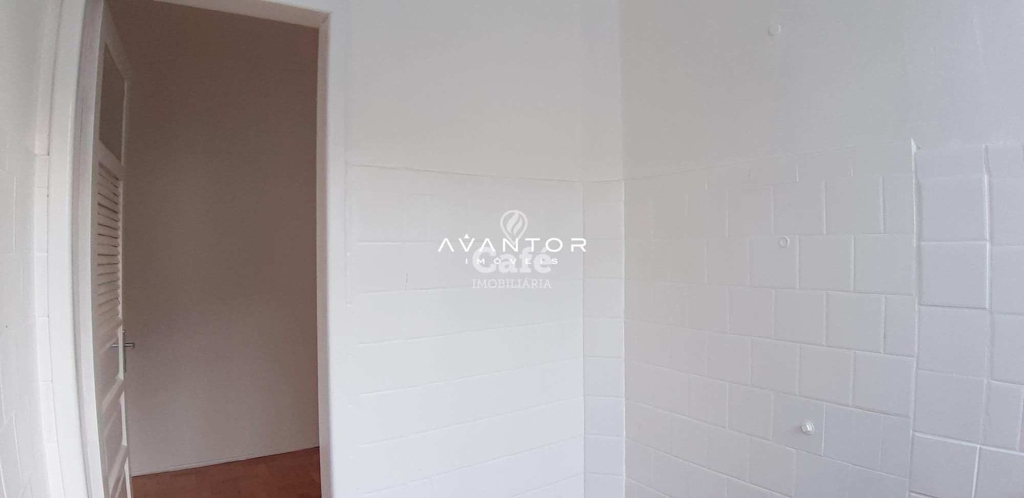 Amplo apartamento central com 3 dormitórios, mais dependência, sala com 2 ambientes e saca — Apartamento com 3 quartos à venda em Centro, Santa Maria/RS