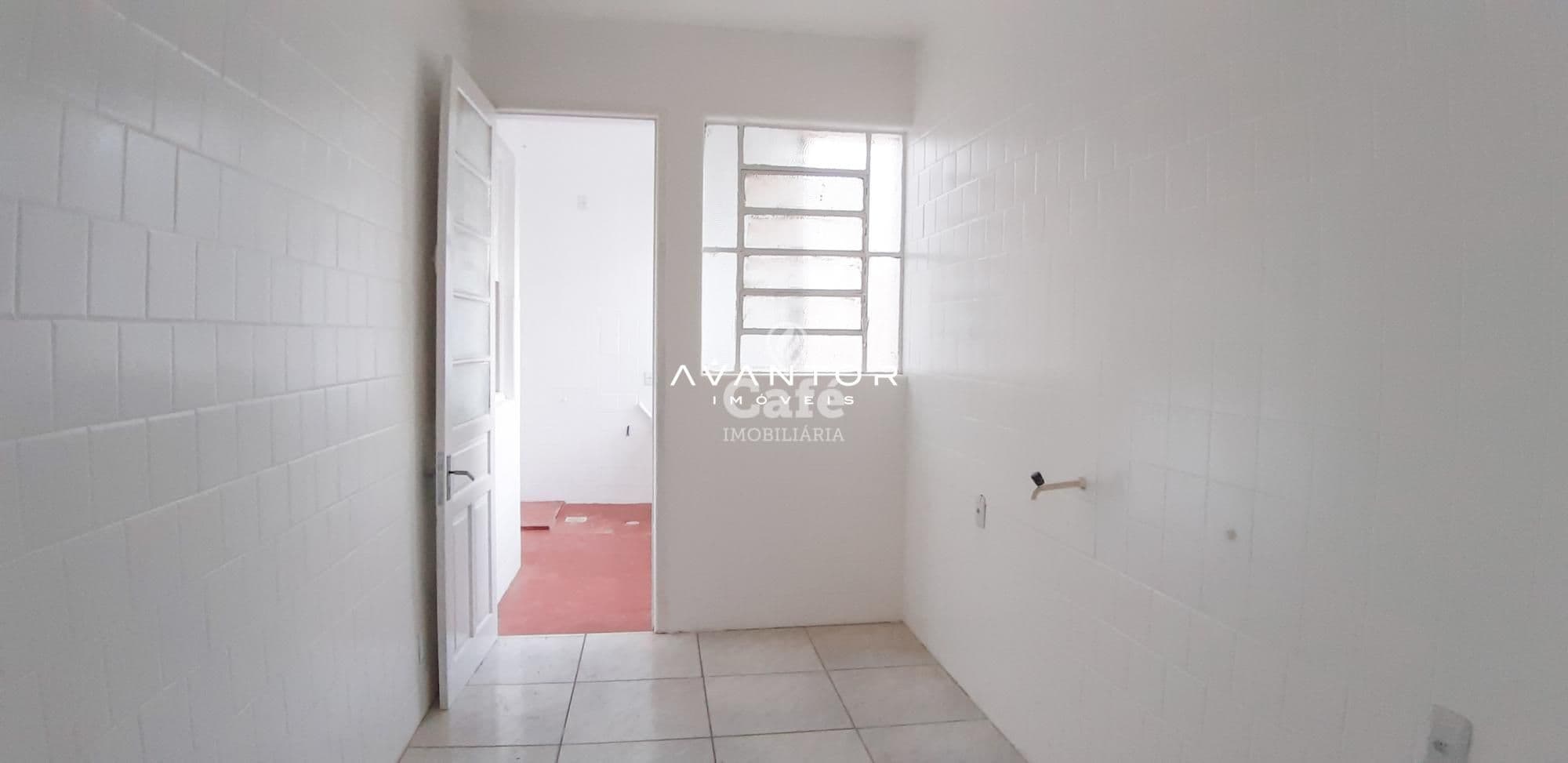 Amplo apartamento central com 3 dormitórios, mais dependência, sala com 2 ambientes e saca — Apartamento com 3 quartos à venda em Centro, Santa Maria/RS