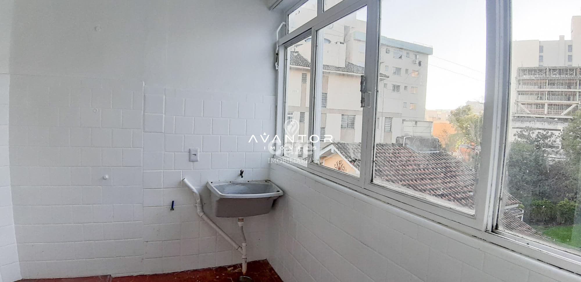 Amplo apartamento central com 3 dormitórios, mais dependência, sala com 2 ambientes e saca — Apartamento com 3 quartos à venda em Centro, Santa Maria/RS