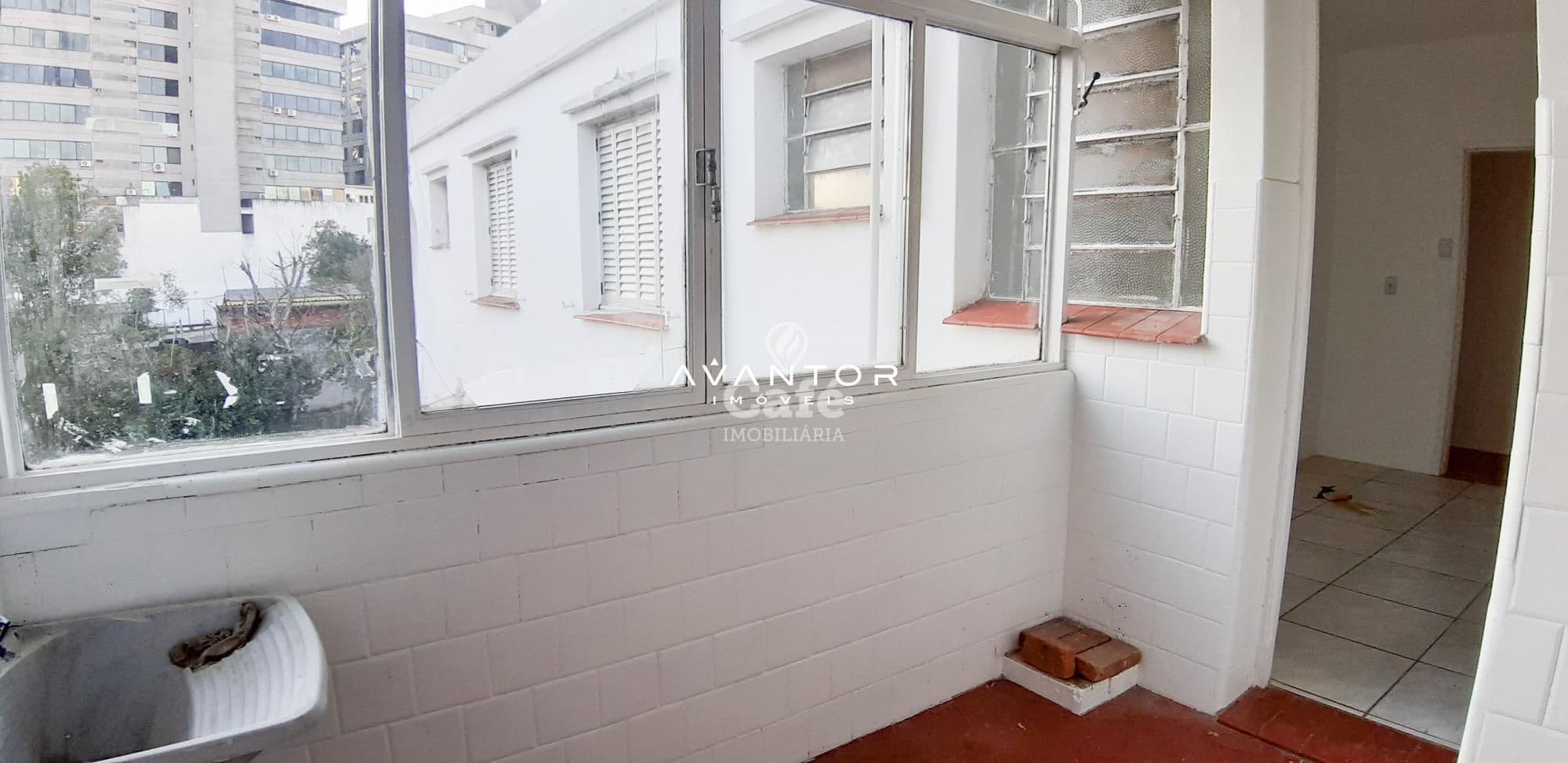 Amplo apartamento central com 3 dormitórios, mais dependência, sala com 2 ambientes e saca — Apartamento com 3 quartos à venda em Centro, Santa Maria/RS