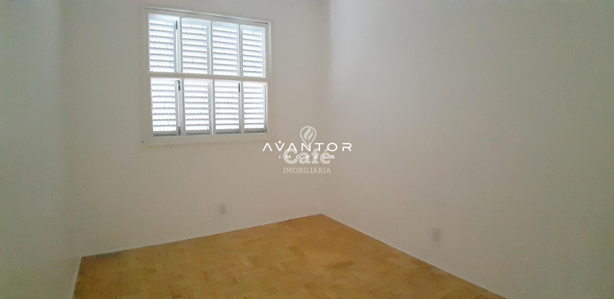 Amplo apartamento central com 3 dormitórios, mais dependência, sala com 2 ambientes e saca — Apartamento com 3 quartos à venda em Centro, Santa Maria/RS