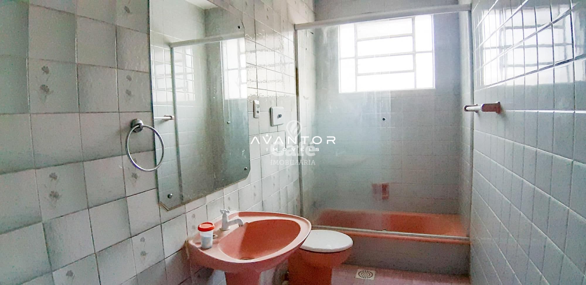 Amplo apartamento central com 3 dormitórios, mais dependência, sala com 2 ambientes e saca — Apartamento com 3 quartos à venda em Centro, Santa Maria/RS