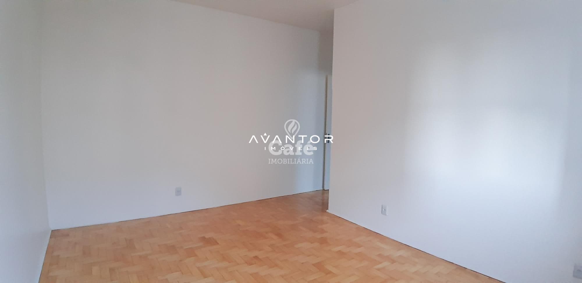 Amplo apartamento central com 3 dormitórios, mais dependência, sala com 2 ambientes e saca — Apartamento com 3 quartos à venda em Centro, Santa Maria/RS