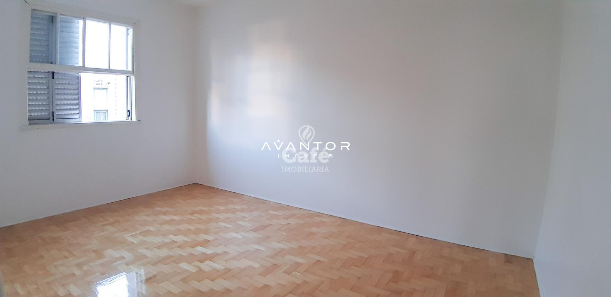 Amplo apartamento central com 3 dormitórios, mais dependência, sala com 2 ambientes e saca — Apartamento com 3 quartos à venda em Centro, Santa Maria/RS