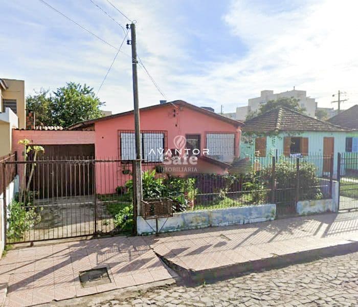 Fachada da casa com portão — Terreno à venda em Duque de Caxias, Santa Maria/RS