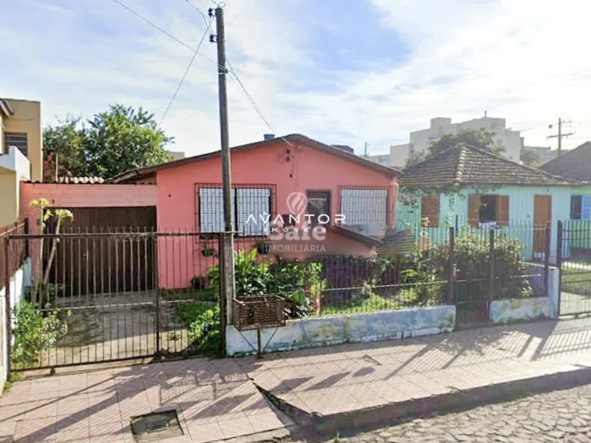 Fachada da casa com portão — Terreno à venda em Duque de Caxias, Santa Maria/RS