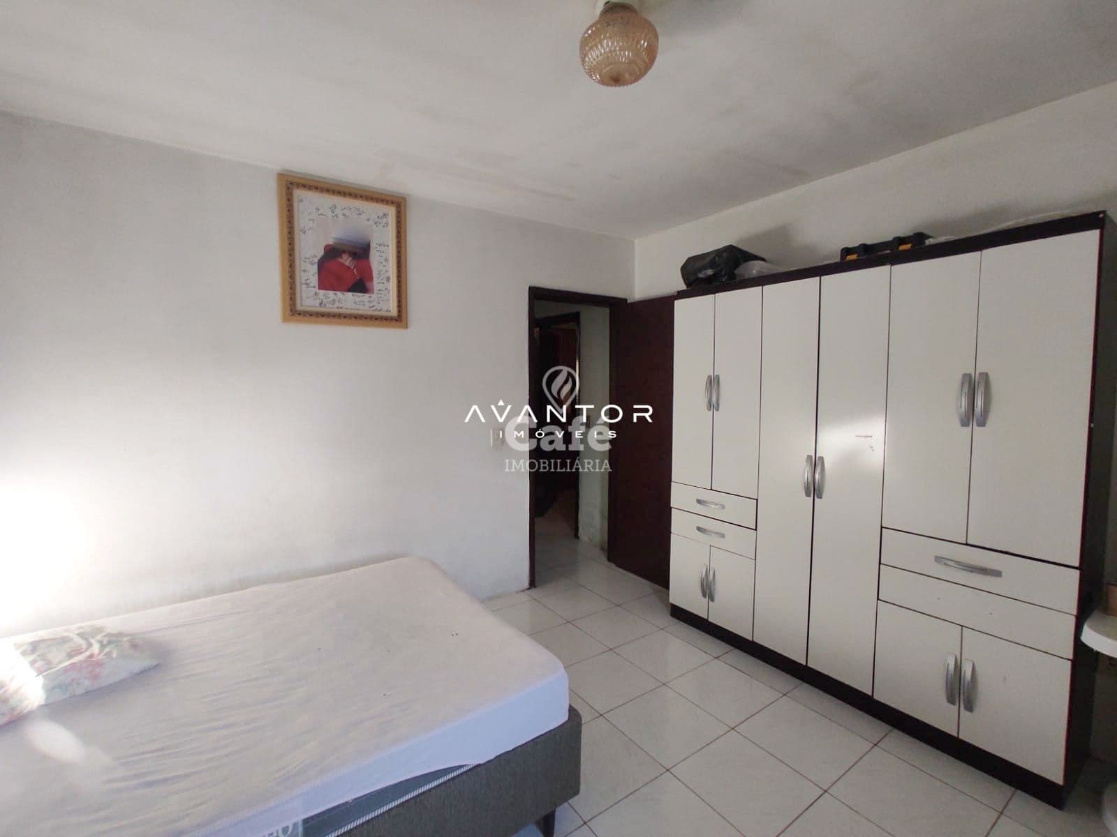 Casa com 03 dormitórios em bairro tranquilo possui piscina e vaga para 03 veículos — Casa com 3 quartos à venda em Pinheiro Machado, Santa Maria/RS