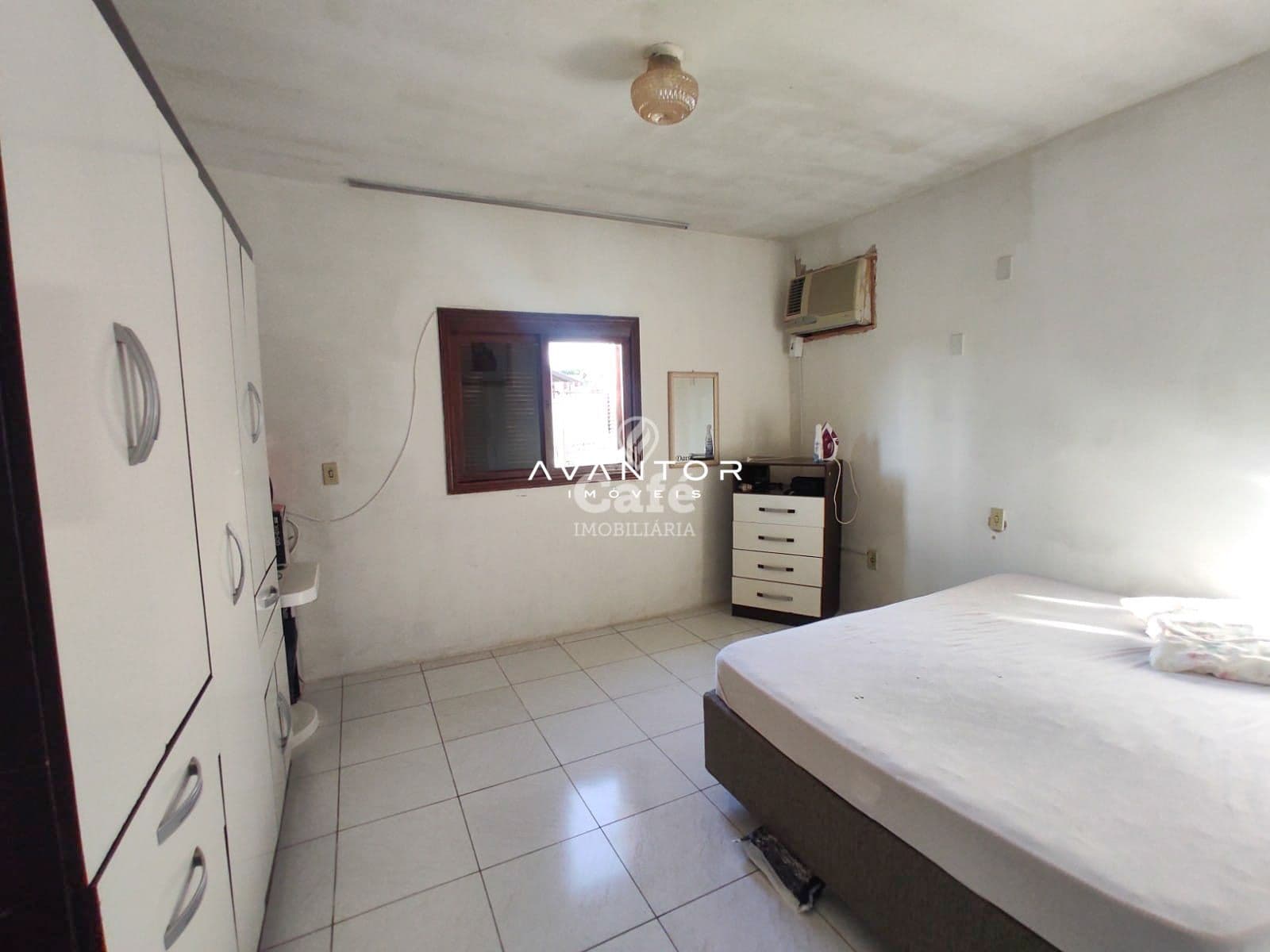 Casa com 03 dormitórios em bairro tranquilo possui piscina e vaga para 03 veículos — Casa com 3 quartos à venda em Pinheiro Machado, Santa Maria/RS