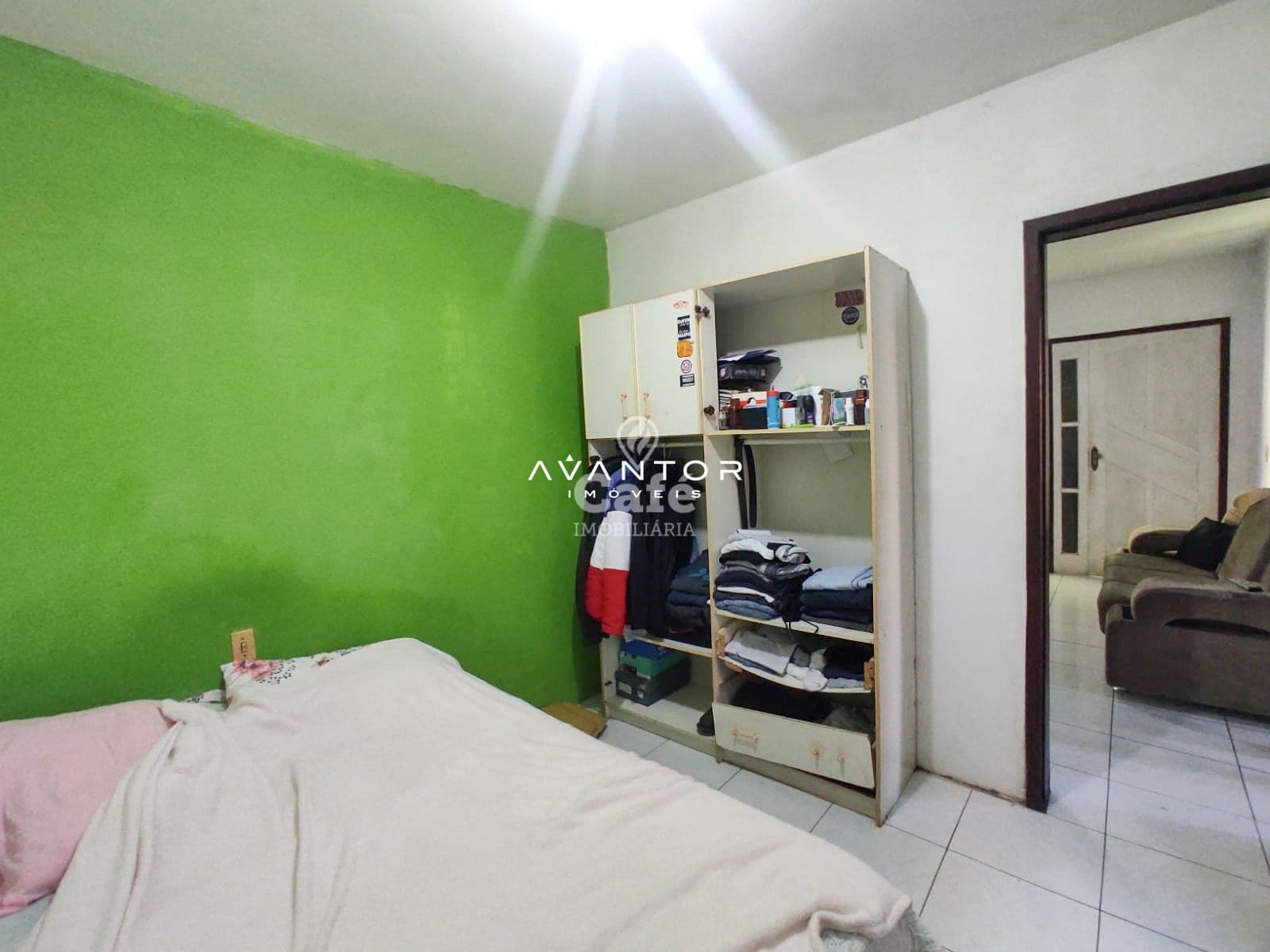 Casa com 03 dormitórios em bairro tranquilo possui piscina e vaga para 03 veículos — Casa com 3 quartos à venda em Pinheiro Machado, Santa Maria/RS