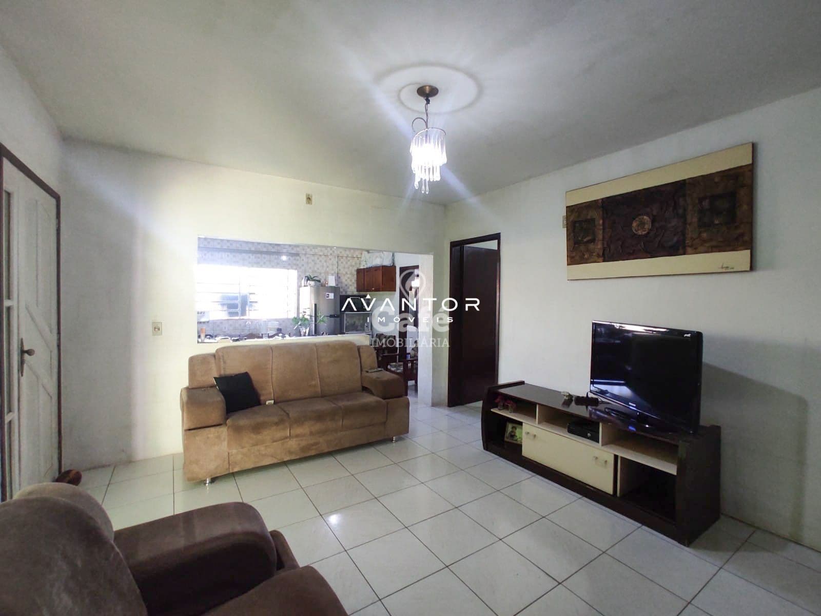 Casa com 03 dormitórios em bairro tranquilo possui piscina e vaga para 03 veículos — Casa com 3 quartos à venda em Pinheiro Machado, Santa Maria/RS