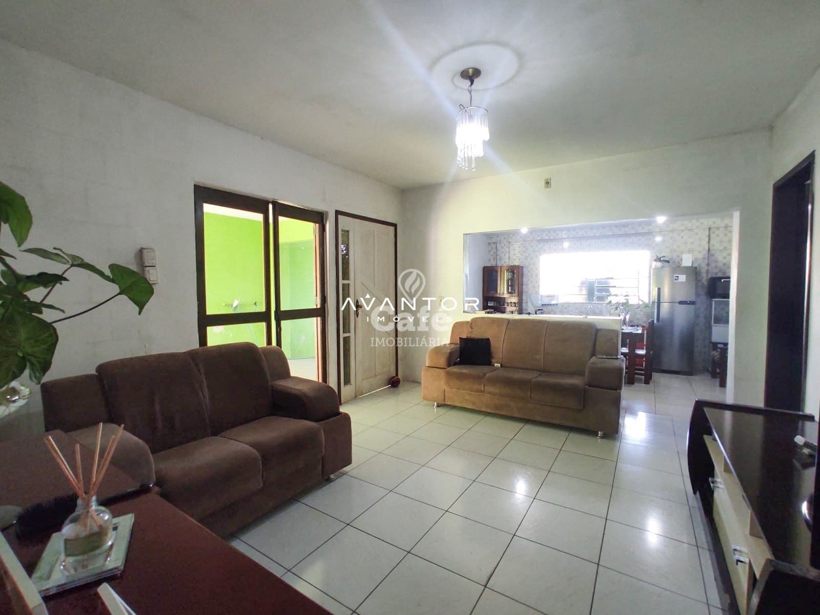 Casa com 03 dormitórios em bairro tranquilo possui piscina e vaga para 03 veículos — Casa com 3 quartos à venda em Pinheiro Machado, Santa Maria/RS