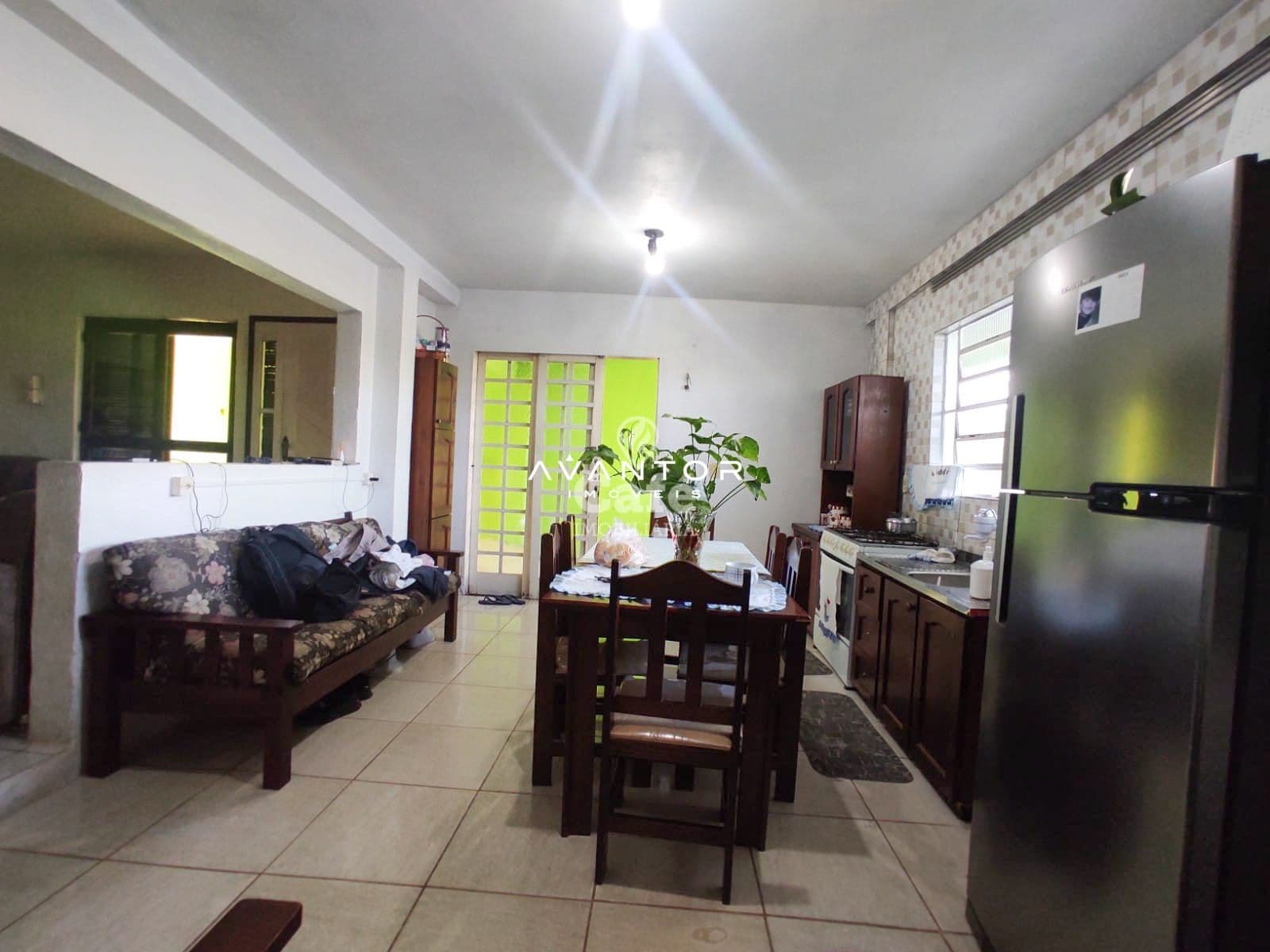 Casa com 03 dormitórios em bairro tranquilo possui piscina e vaga para 03 veículos — Casa com 3 quartos à venda em Pinheiro Machado, Santa Maria/RS