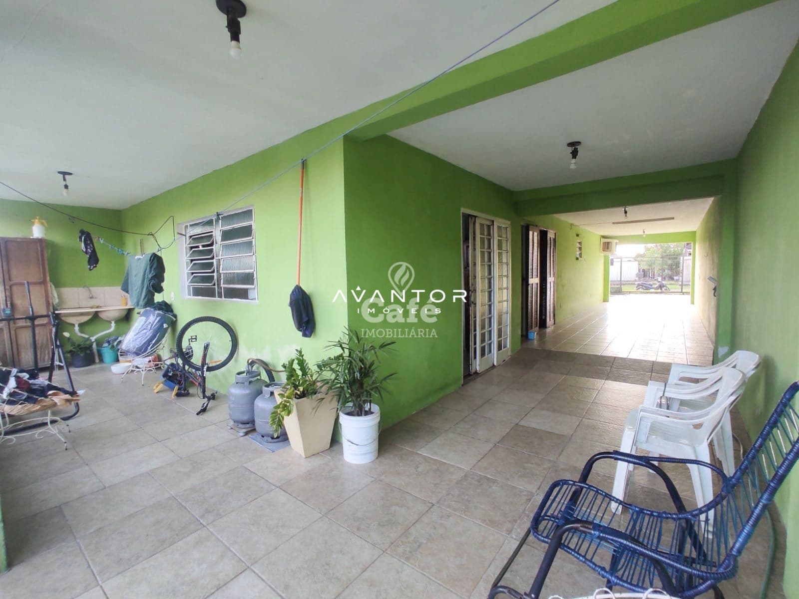 Casa com 03 dormitórios em bairro tranquilo possui piscina e vaga para 03 veículos — Casa com 3 quartos à venda em Pinheiro Machado, Santa Maria/RS