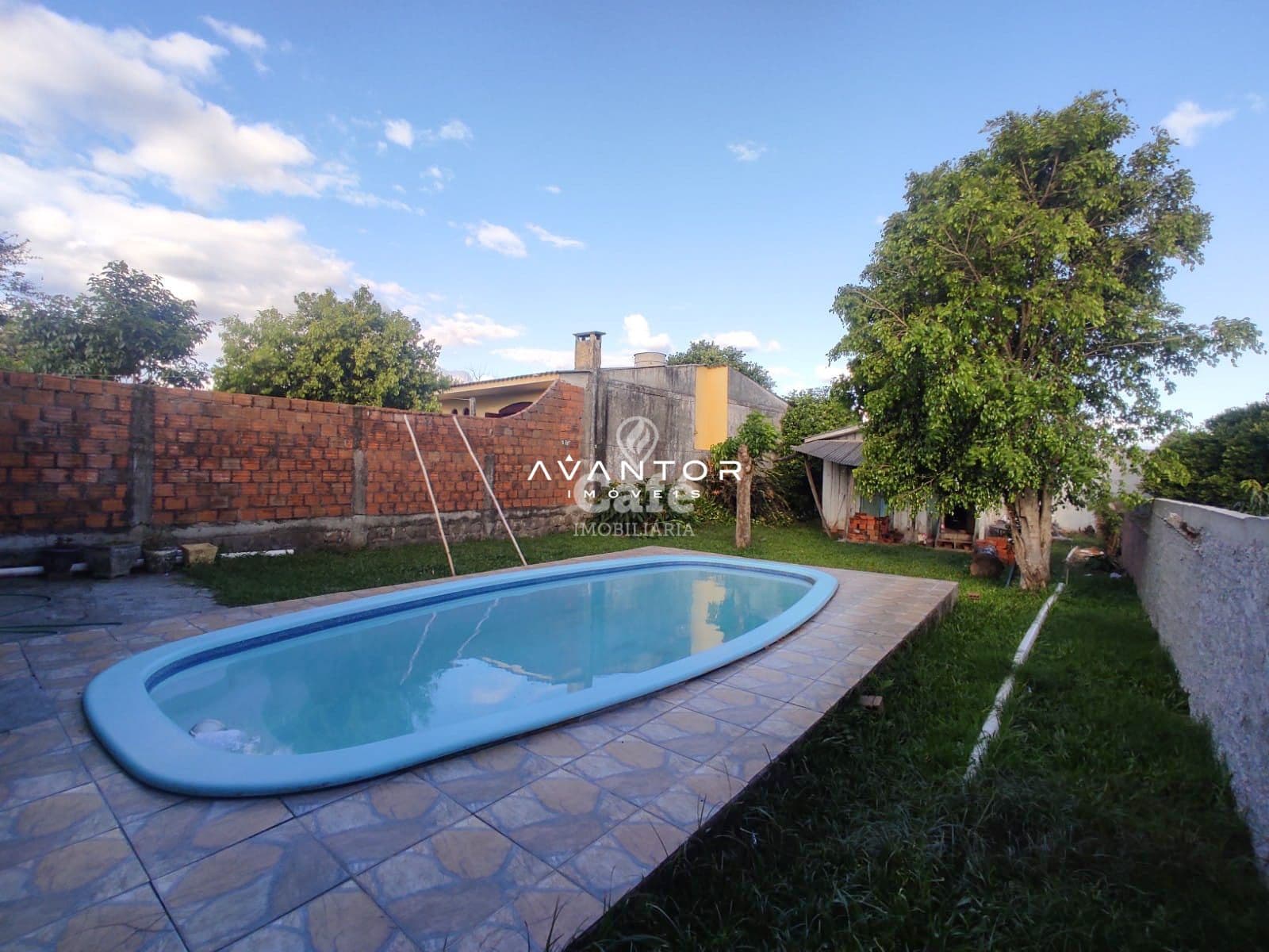 Casa com 03 dormitórios em bairro tranquilo possui piscina e vaga para 03 veículos — Casa com 3 quartos à venda em Pinheiro Machado, Santa Maria/RS